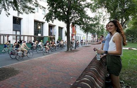 Photos: Nude cyclists at World Naked Bike Ride, Philly Naked。